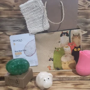Combo hielera, jabón, cosmetiqueras, mascarilla, bolsita de felpa