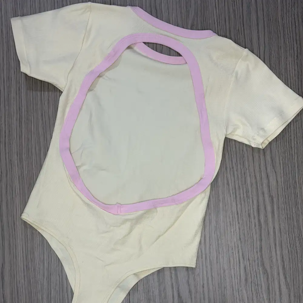 body manga corta marfil con sesgo rosa- body seamless con espalda descubierta, talla única